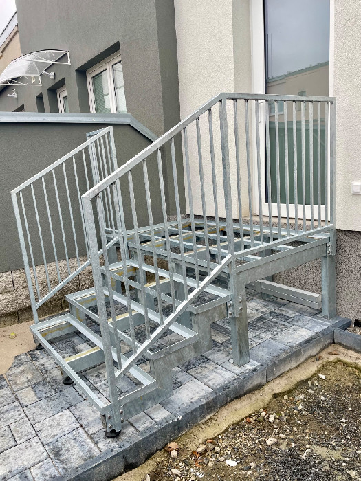 Ocelové schodiště s podestou a zábradlím